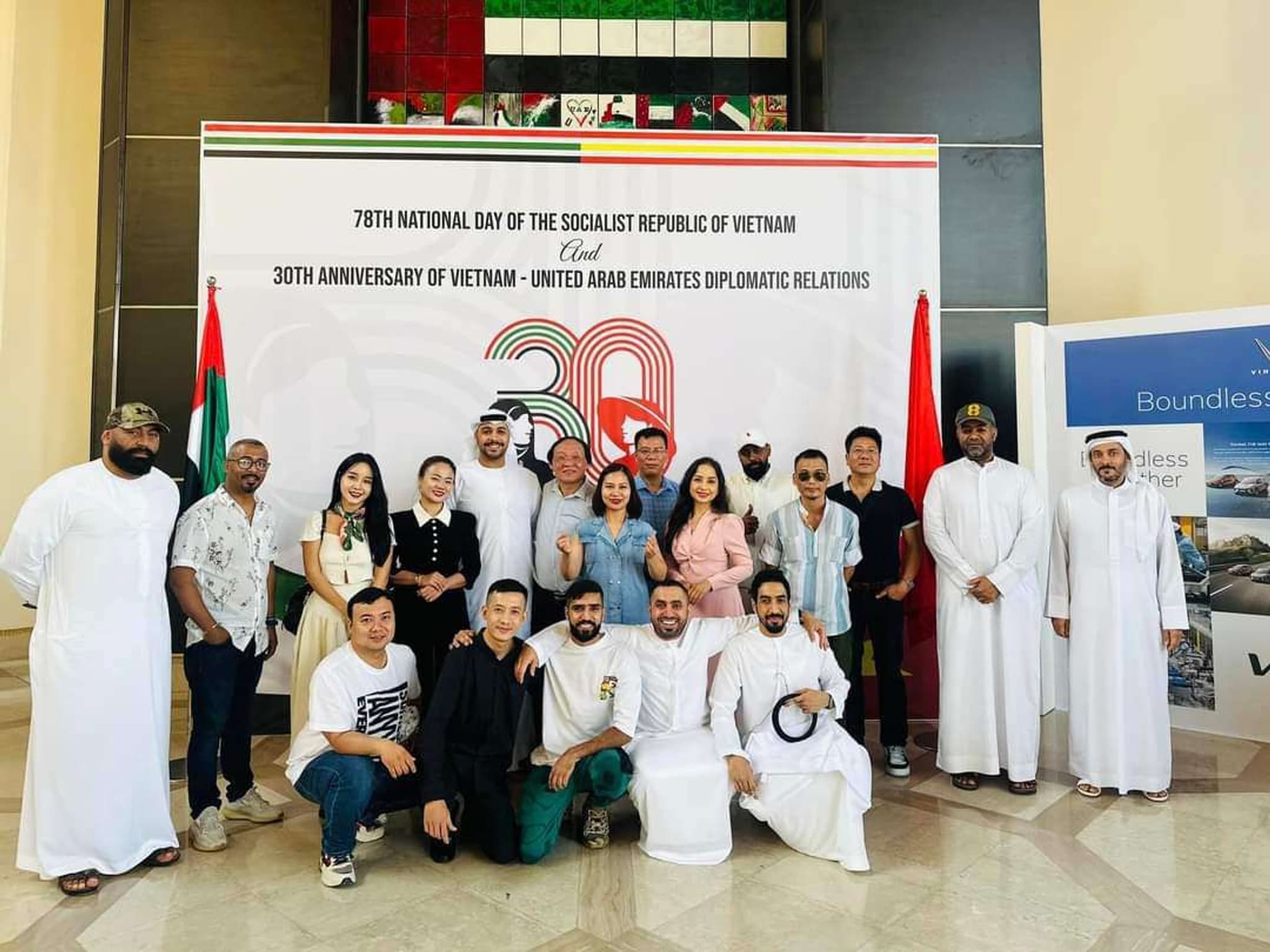 Group photo celebrating the 30th anniversary of diplomatic relations between Vietnam and the UAE, featuring attendees in traditional attire.