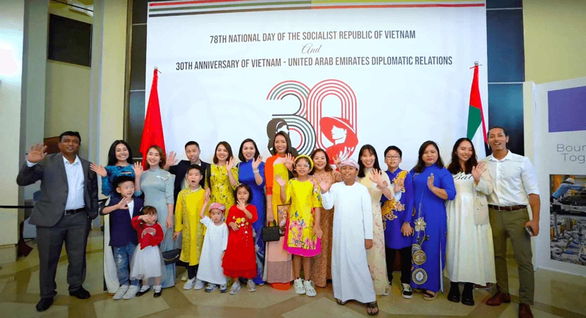 Crowd celebrating the 30th anniversary of Vietnam-UAE diplomatic relations at a festive event.